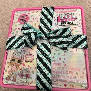 L.O.L. Surprise Deluxe Present Surprise Set - Pink and Teal limited edition